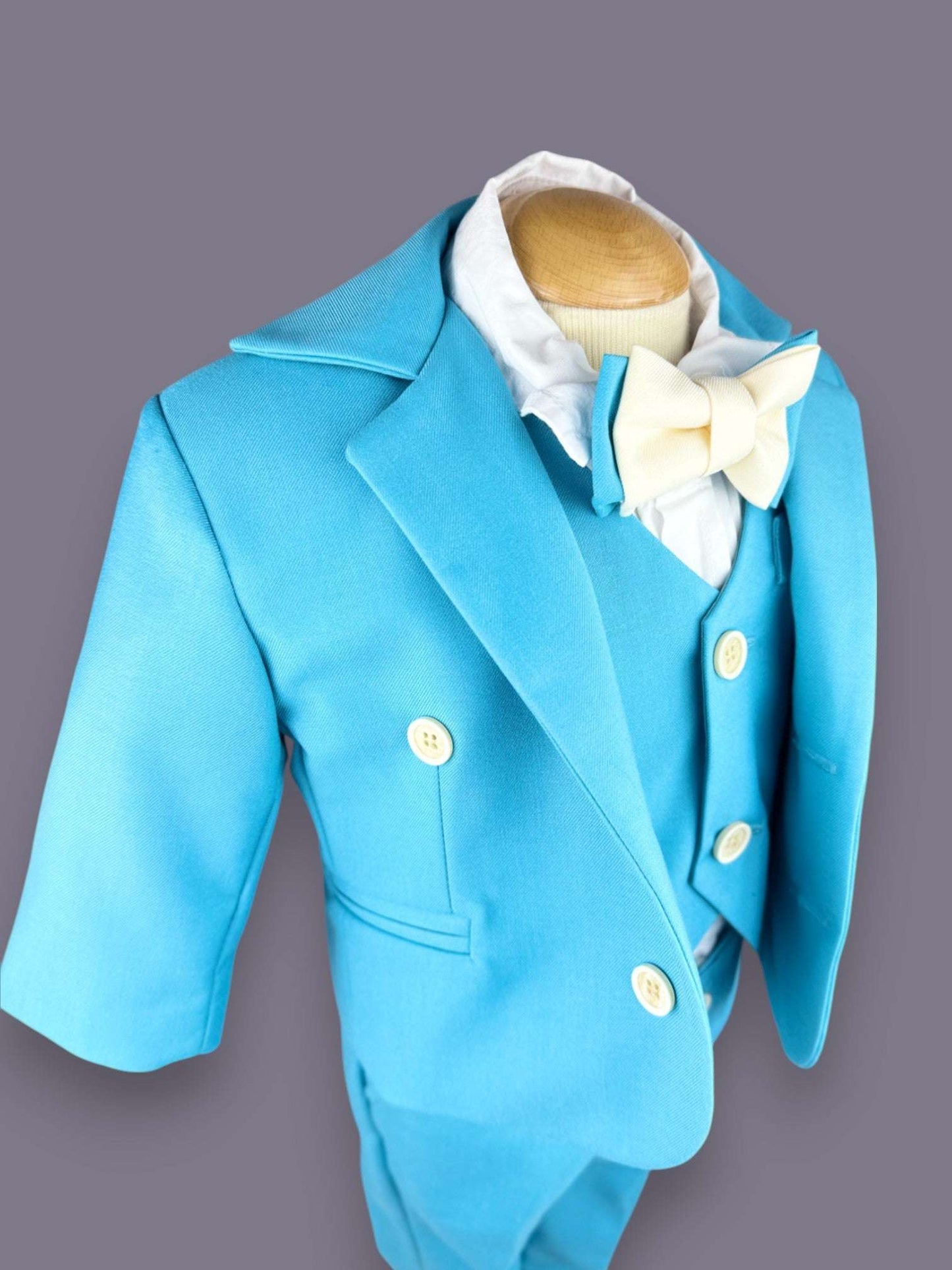 Costum elegant băiețel bleu turcoaz cu vestă, papion crem și beretă asortată - Kids Magazin