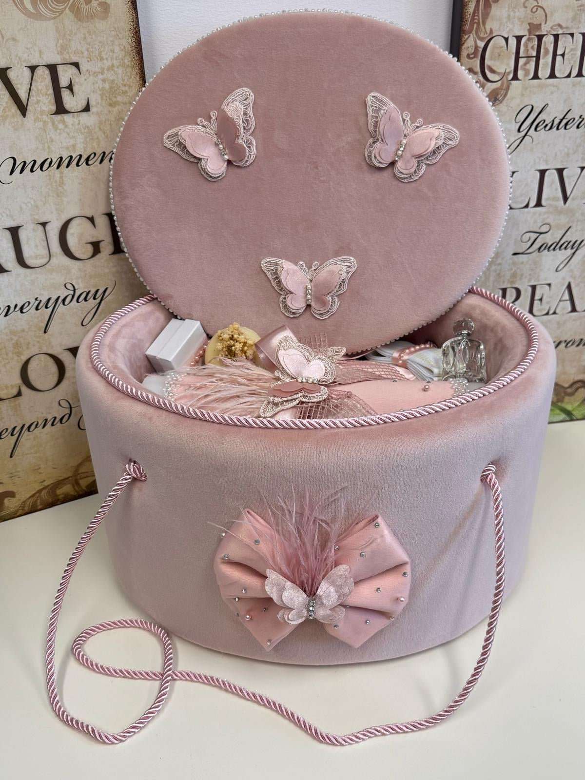 Cufăr trusou fetiță – catifea roz pudrat cu fluturi eleganți și fundă cu pene - Kids Magazin