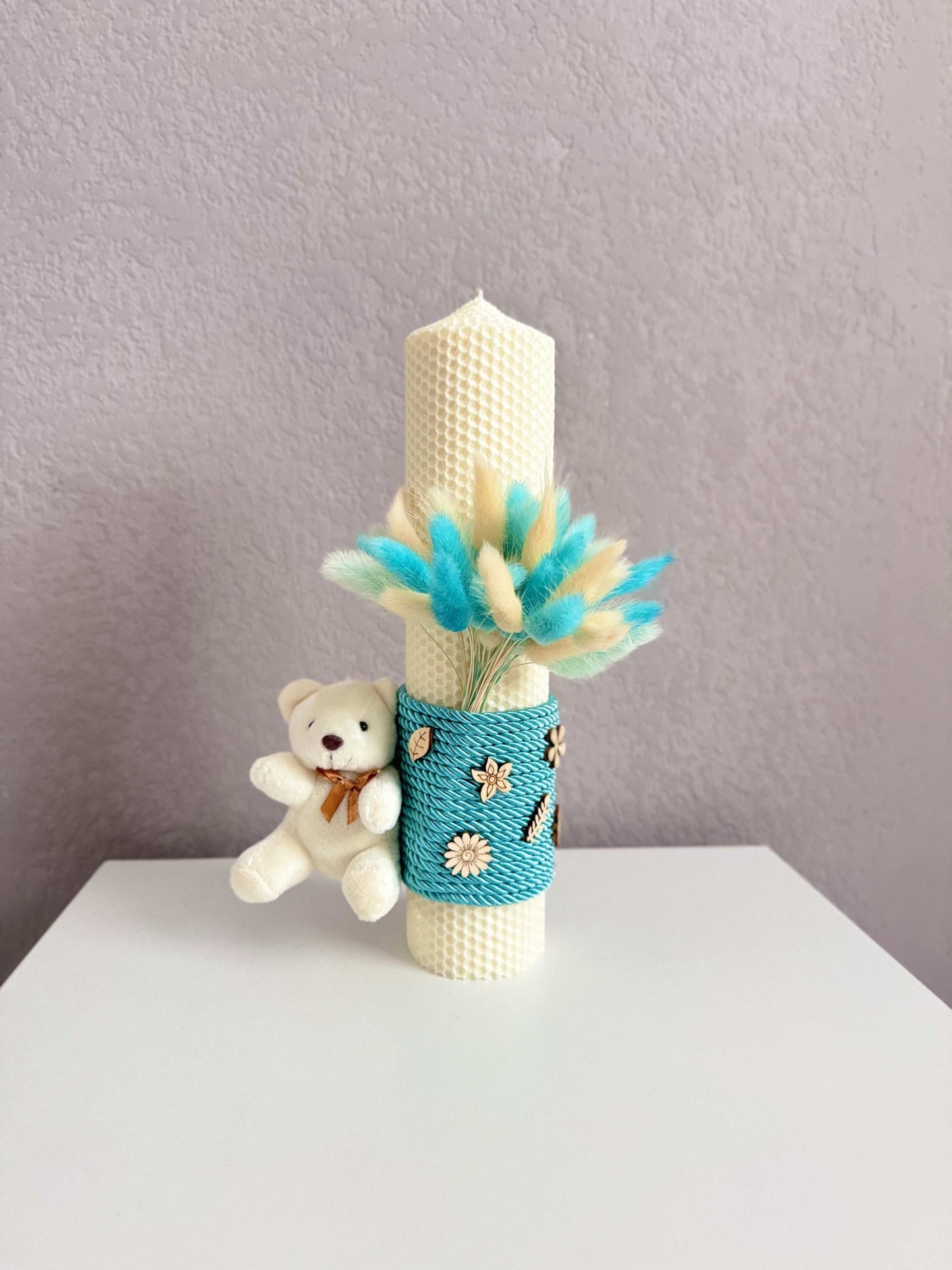 Lumânare din ceara naturala cu flori uscare turcoaz si crem - Kids Magazin