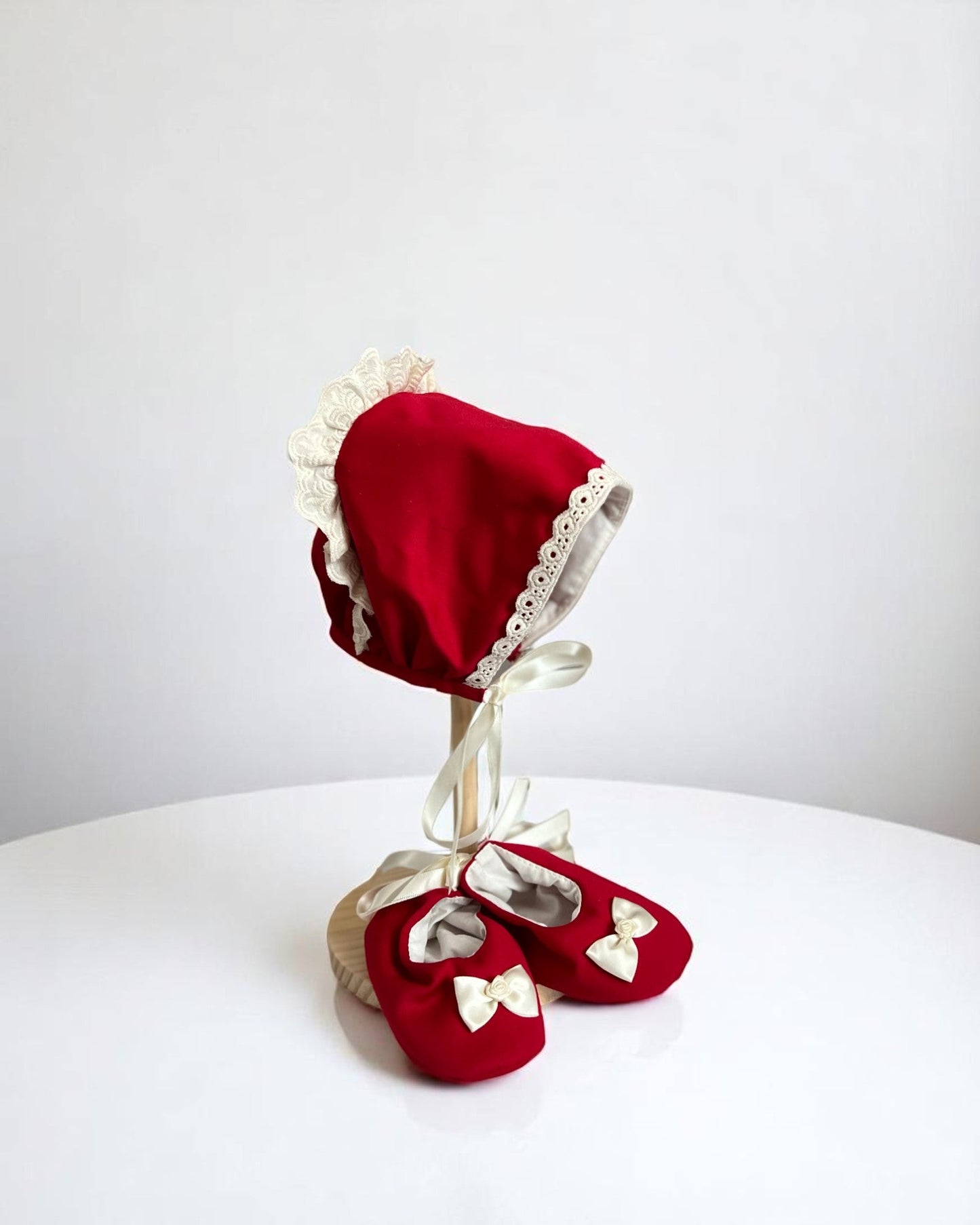 Rochiță Elegantă Botez Fete Roșie cu Bonetă și Balerini – Mărimi 3 - 9 Luni - Kids Magazin