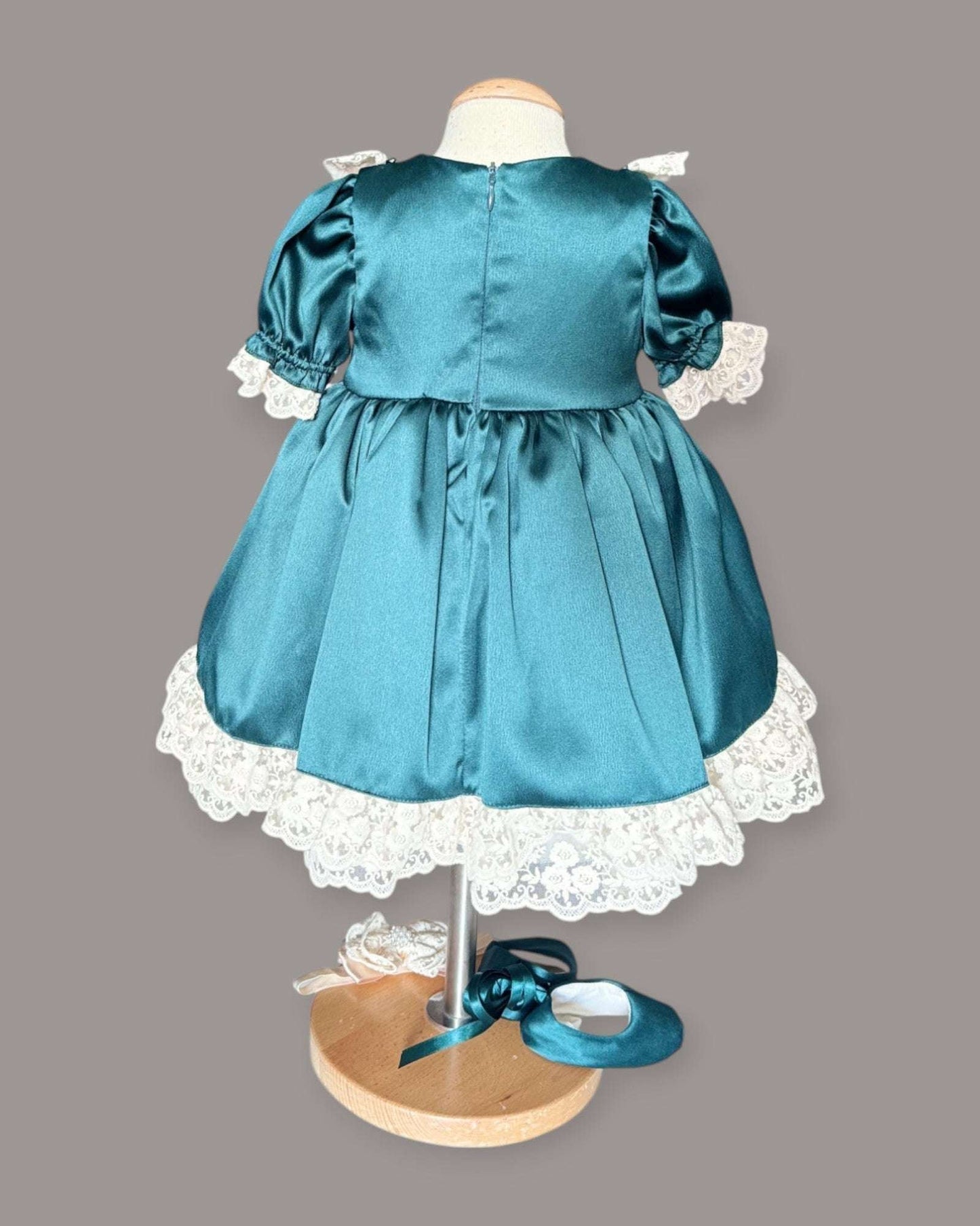 Rochiță elegantă pentru bebelusi în nuanțe de verde și ivoire, cu balerini și bentiță - Kids Magazin