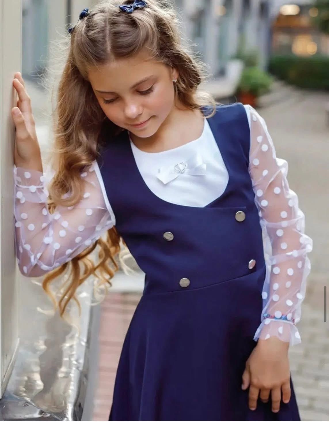 Sarafan potrivit pentru școala cu butoni eleganți - Kids Magazin