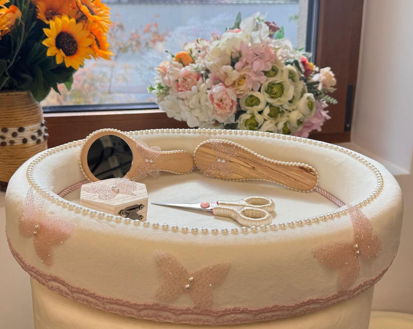 Tavă alba din catifea cu fluturasi roz pentru ruperea turtei - Kids Magazin