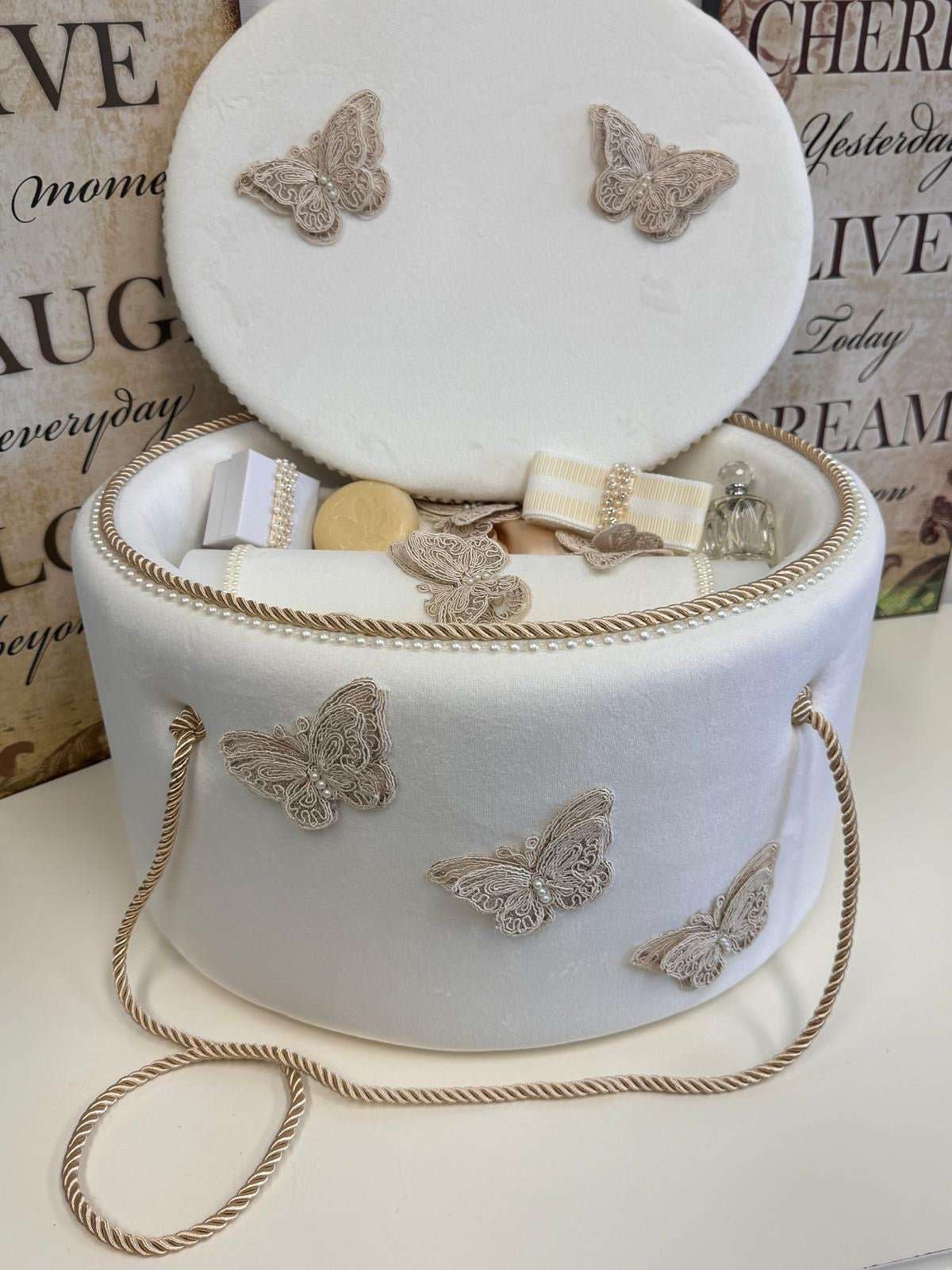 Trusou cu Fluturași în cufăr de catifea Ivory - Kids Magazin