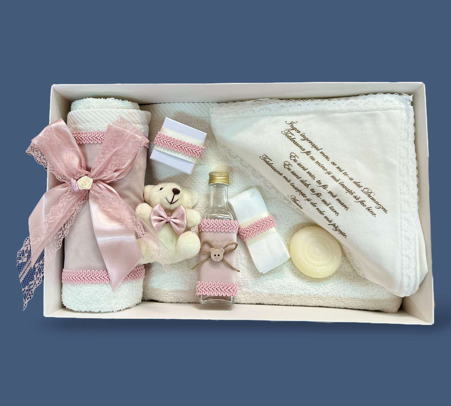 Trusou fetiță roz prăfuit cu fundă din dantelă, ursuleț și sticluță cu decorațiuni - Kids Magazin