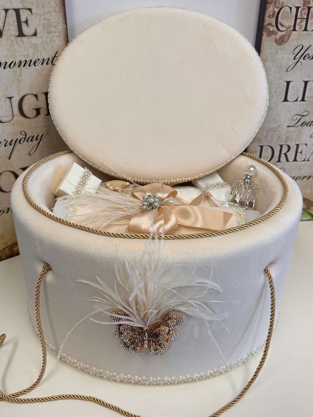 Trusou Florence în cufăr de catifea crem - Kids Magazin