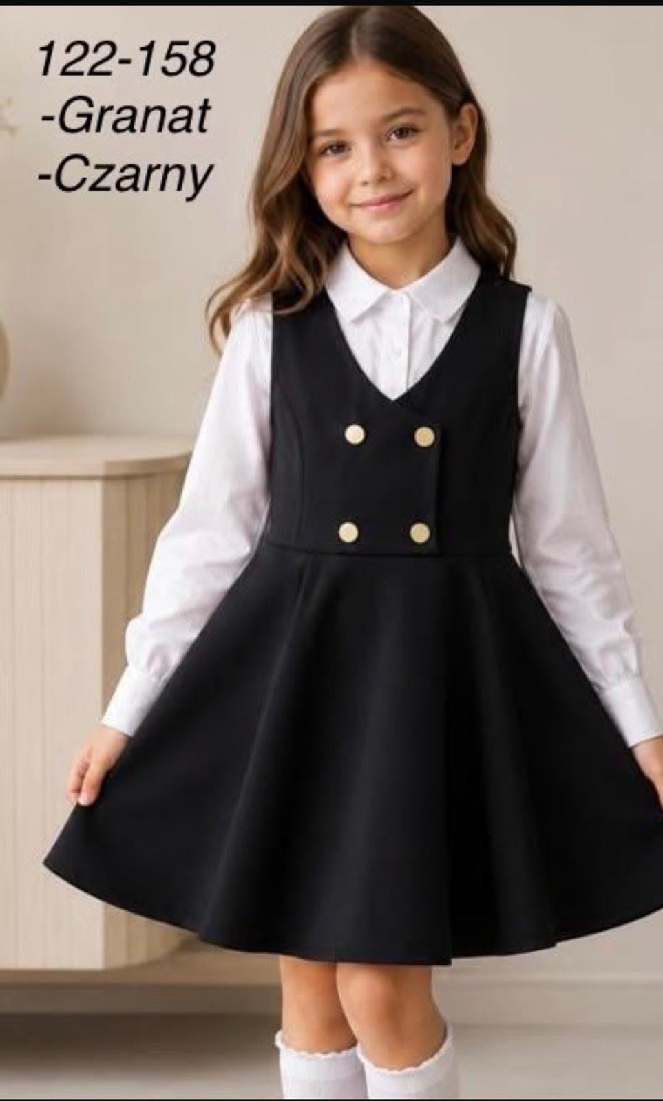 Sarafan negru potrivit pentru școala cu butoni eleganți