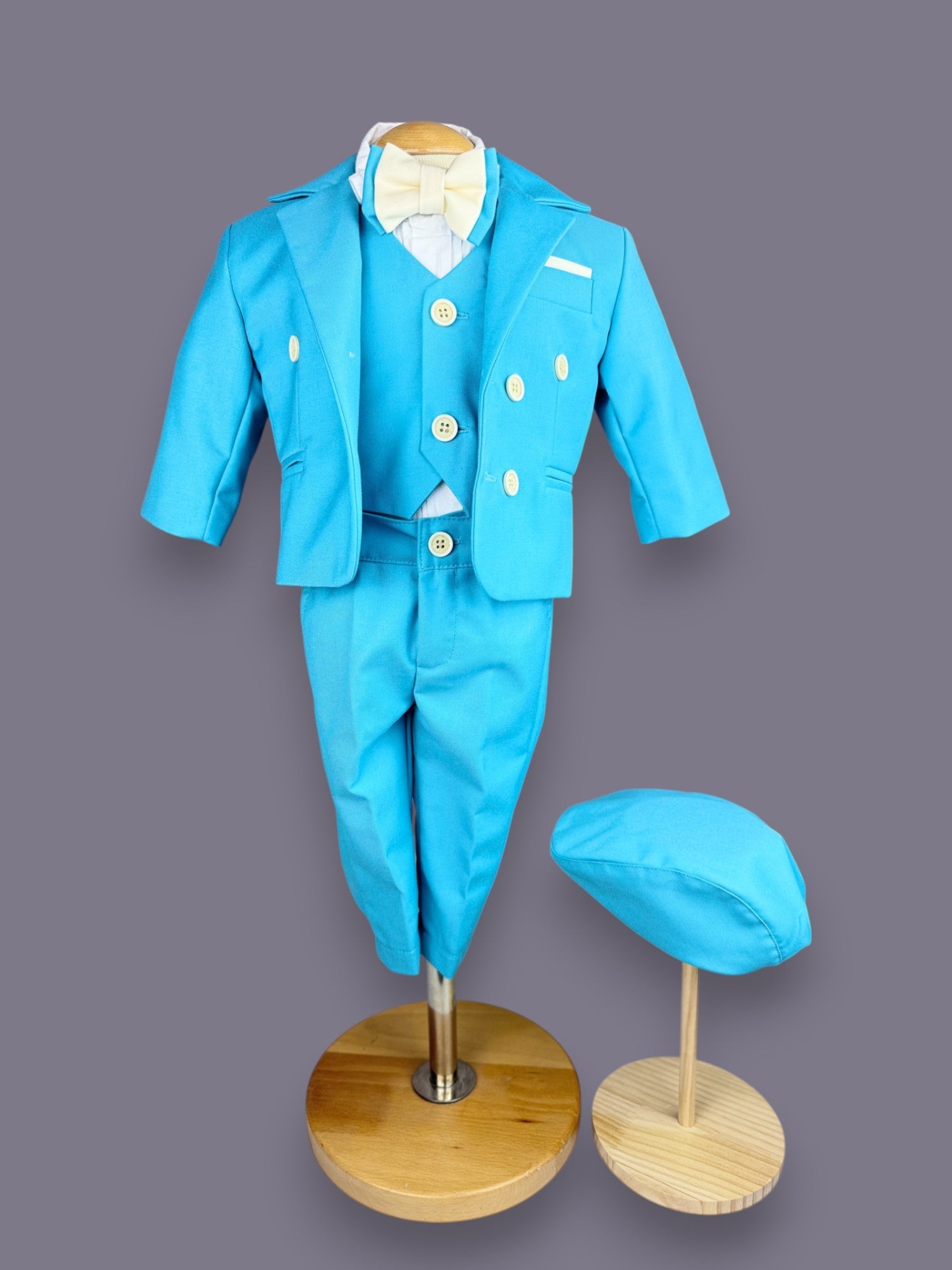 Costum elegant băiețel bleu turcoaz cu vestă, papion crem și beretă asortată - Kids Magazin