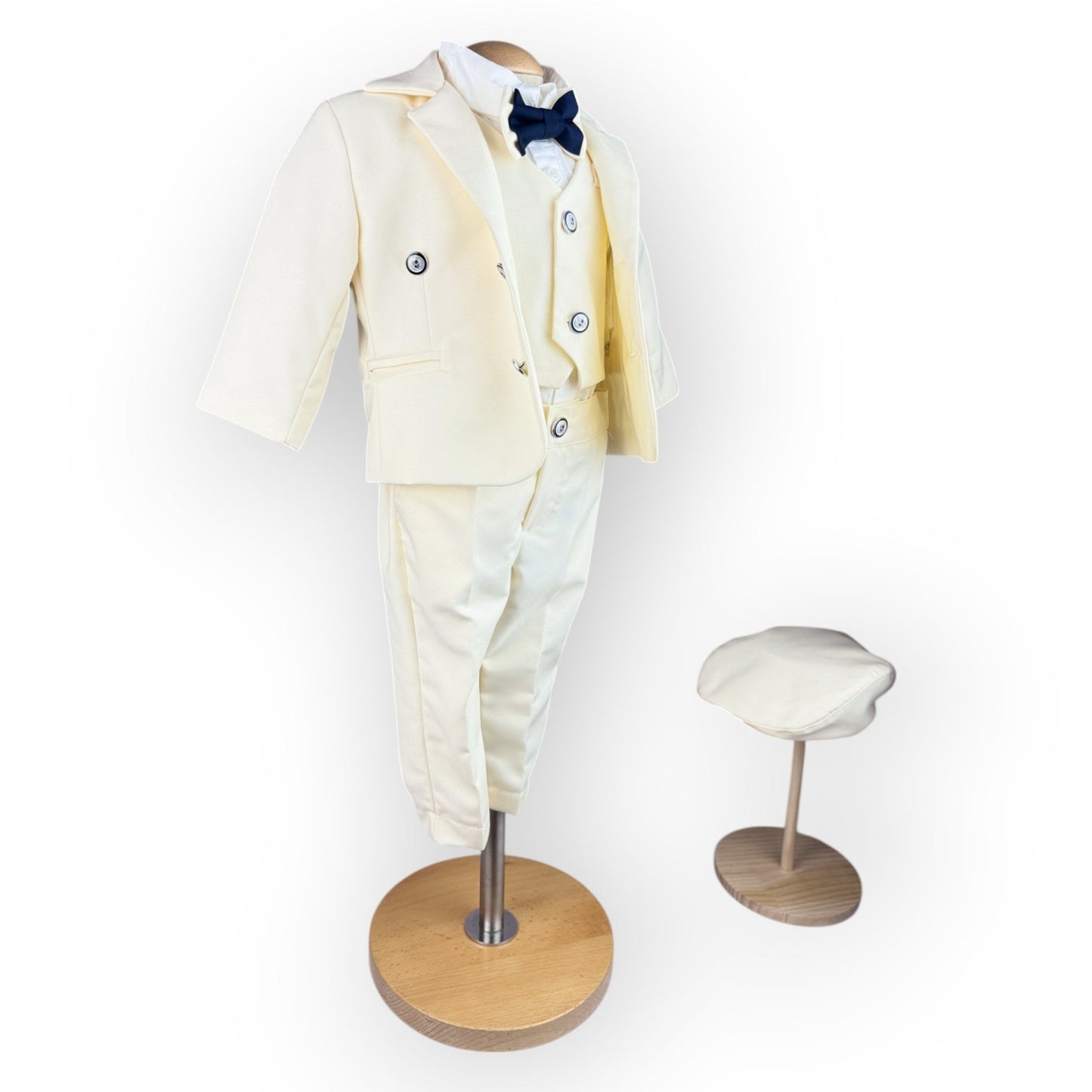 Costum elegant băiețel crem cu papion bleumarin și beretă asortată - Kids Magazin