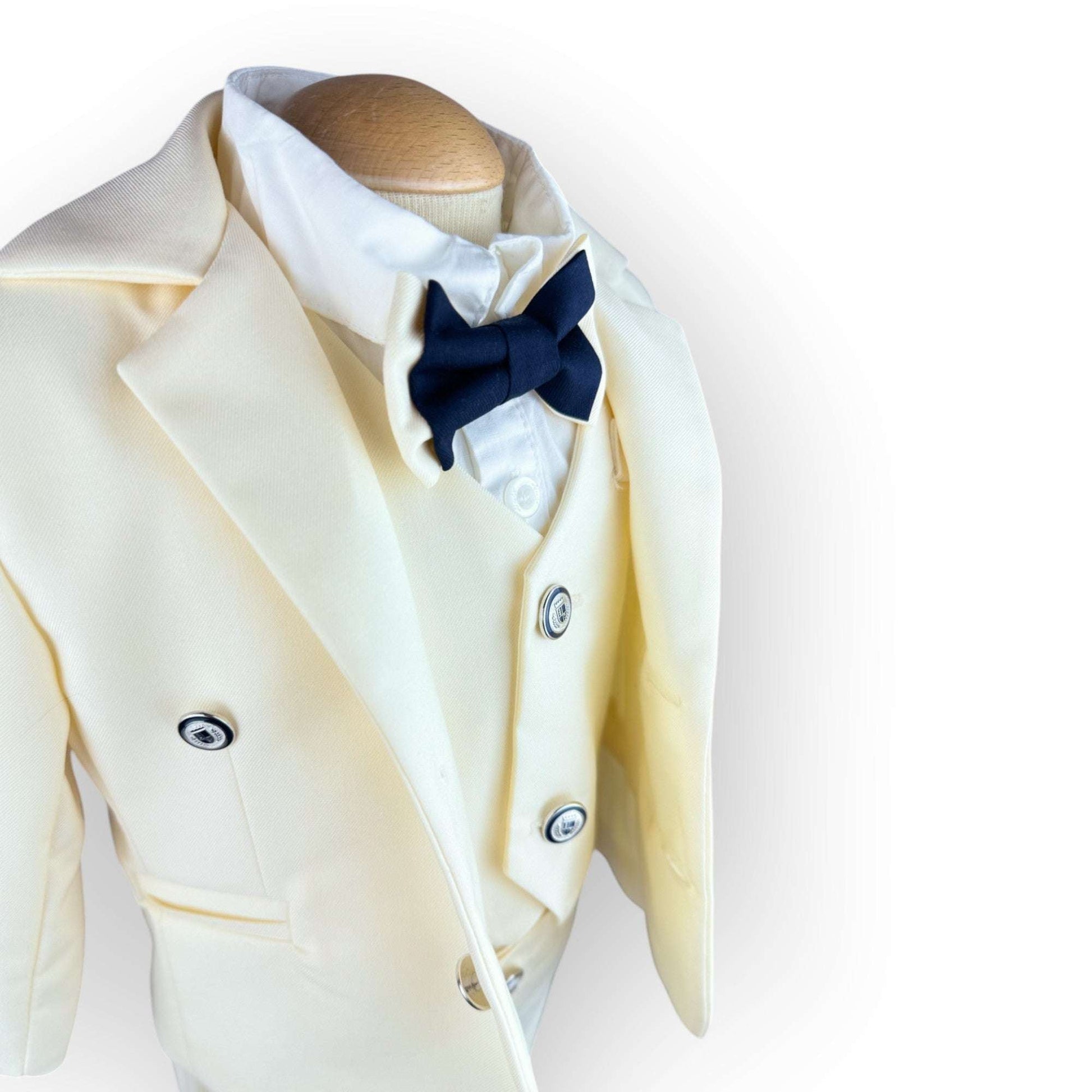 Costum elegant băiețel crem cu papion bleumarin și beretă asortată - Kids Magazin