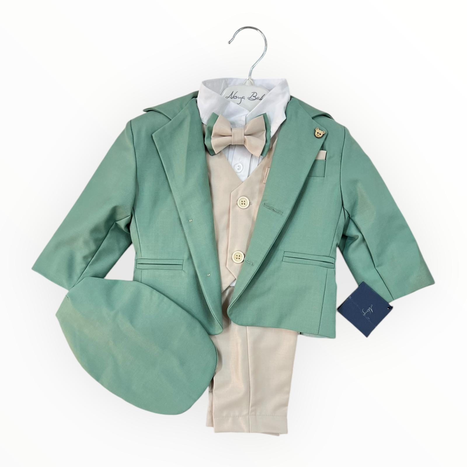 Costum elegant băiețel verde salvie cu vestă bej, papion și beretă – 5 piese - Kids Magazin