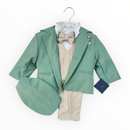 Costum elegant băiețel verde salvie cu vestă bej, papion și beretă – 5 piese - Kids Magazin