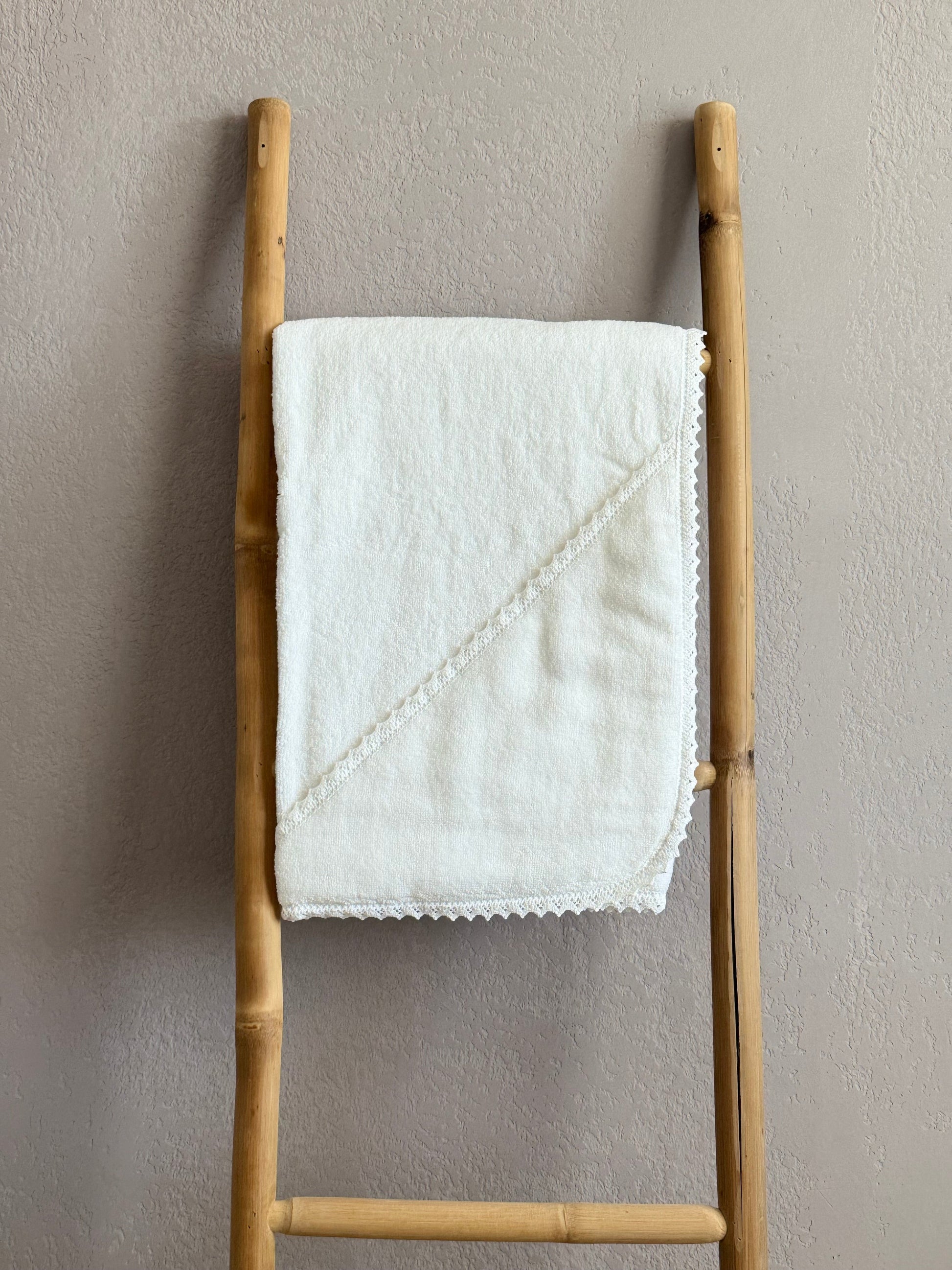 Prosop alb cu dantelă alba pentru bebe - Kids Magazin