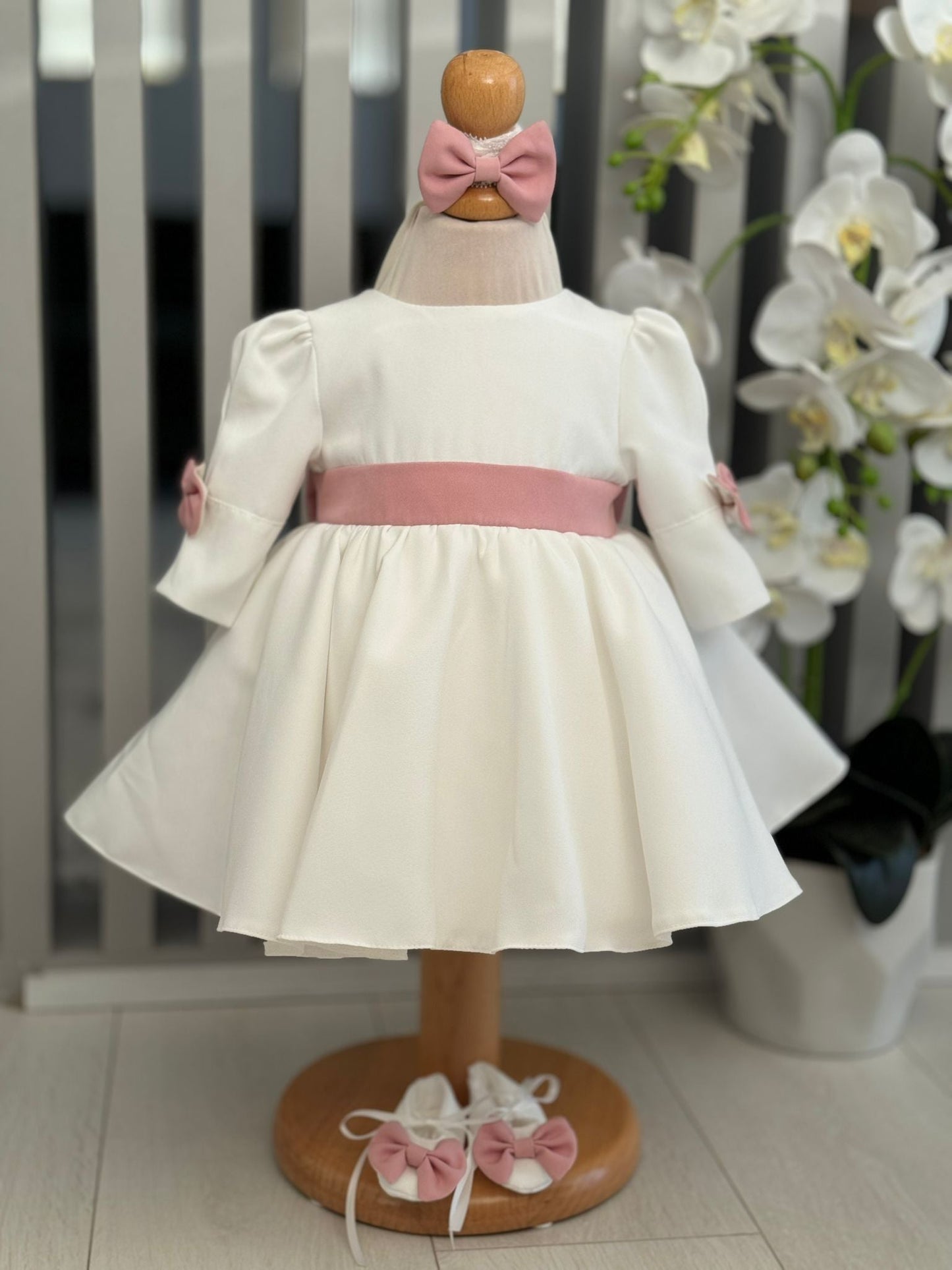 Rochiță elegantă albă cu funda roz - Kids Magazin