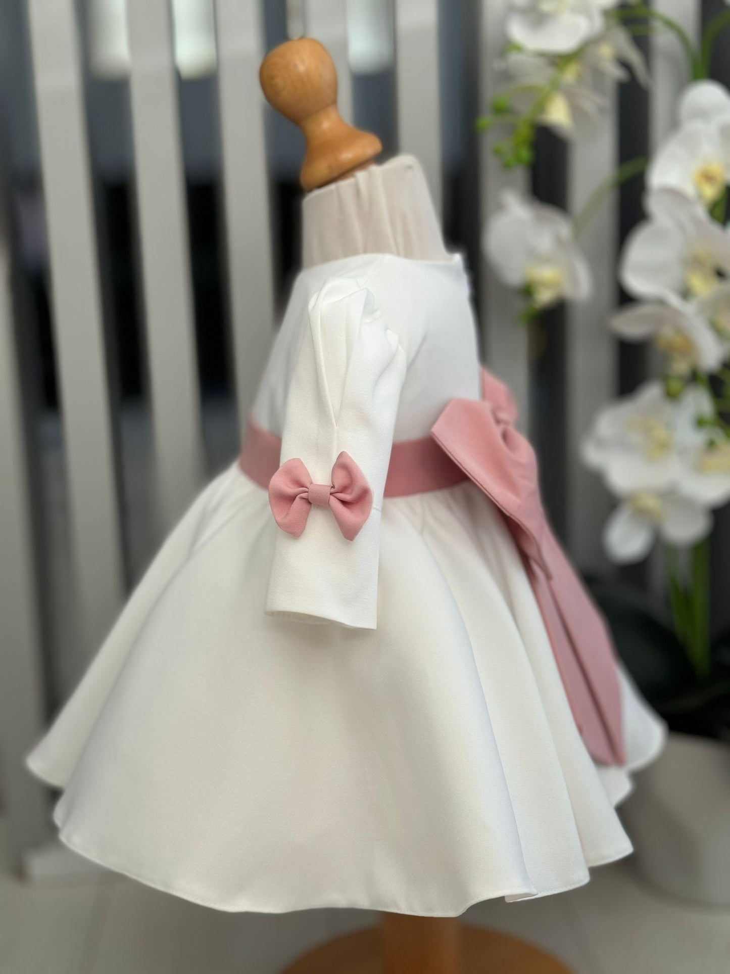 Rochiță elegantă albă cu funda roz - Kids Magazin