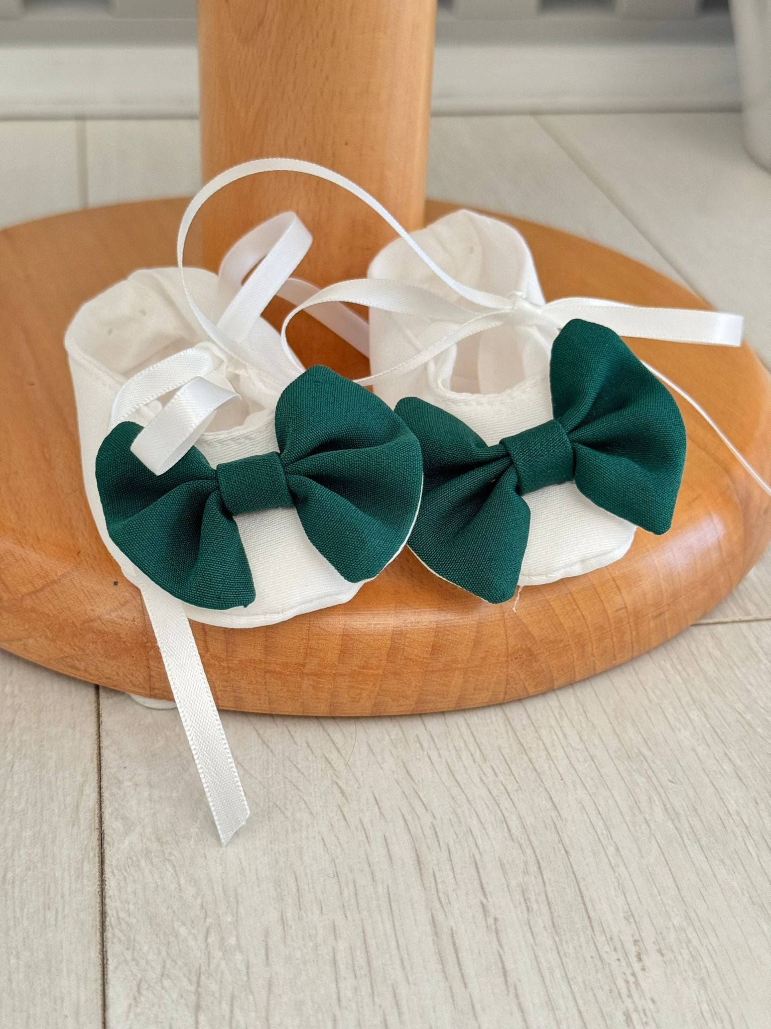 Rochiță elegantă albă cu funda verde - Kids Magazin