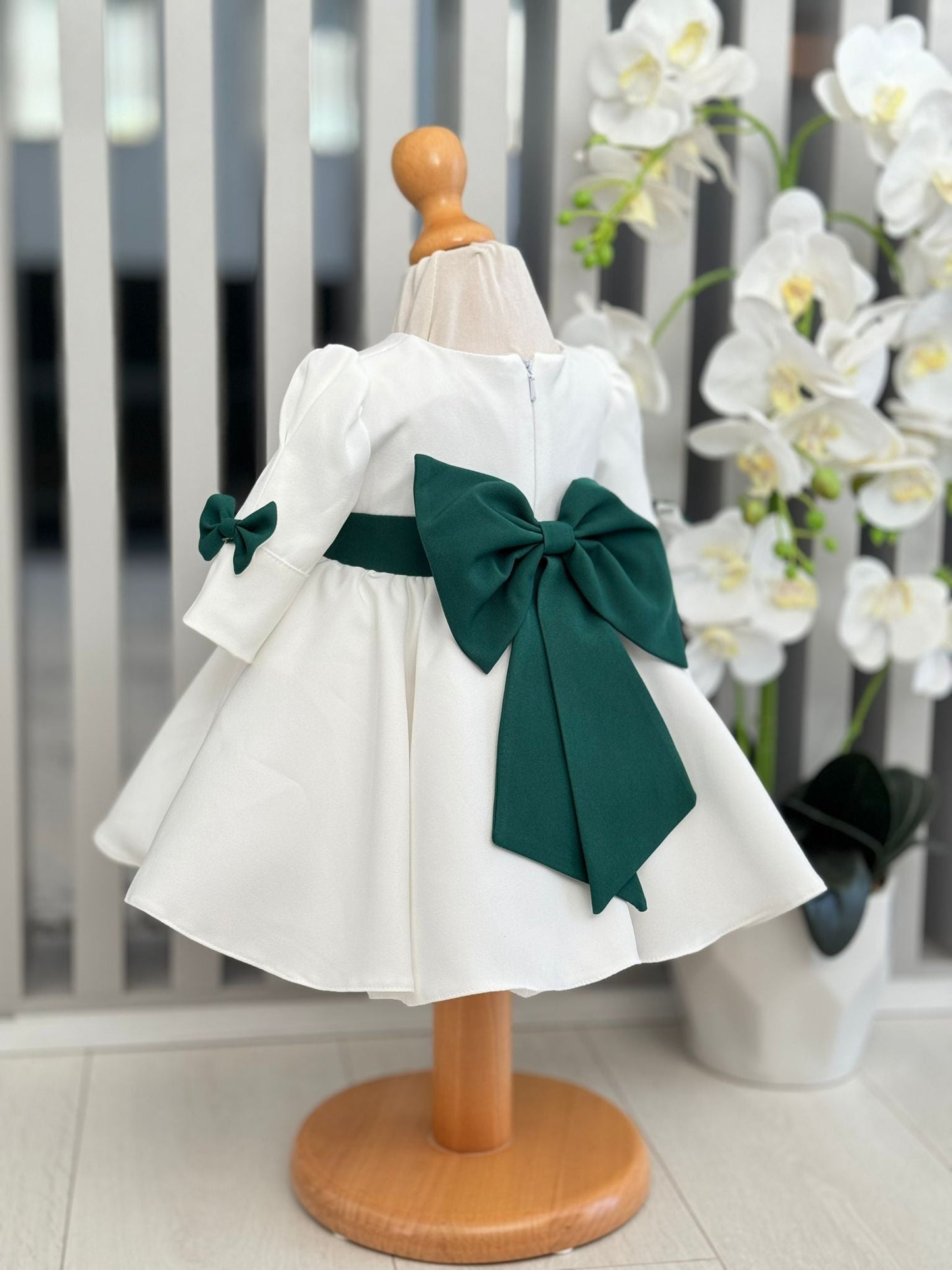 Rochiță elegantă albă cu funda verde - Kids Magazin