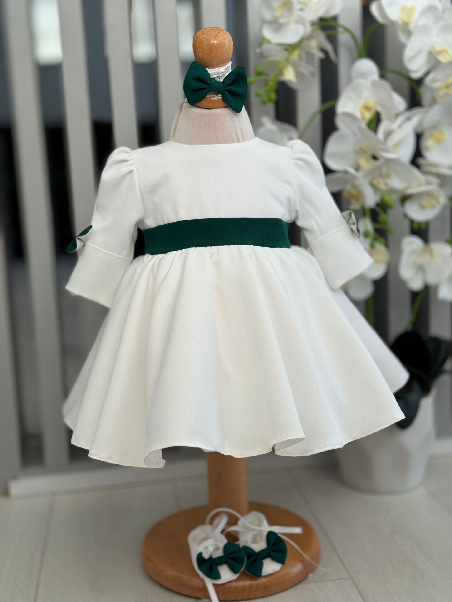 Rochiță elegantă albă cu funda verde - Kids Magazin