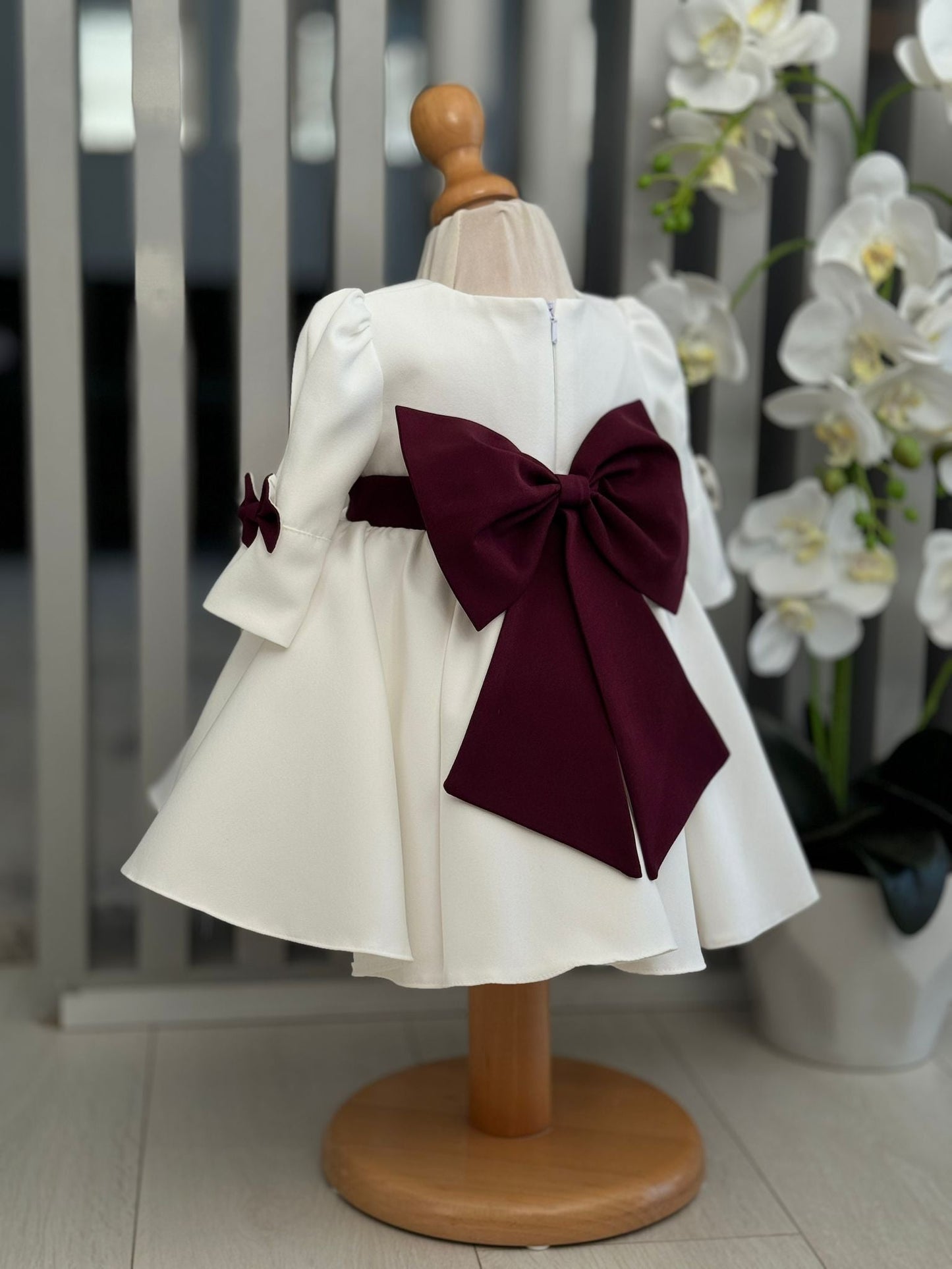 Rochiță elegantă albă cu funda vișinie - Kids Magazin