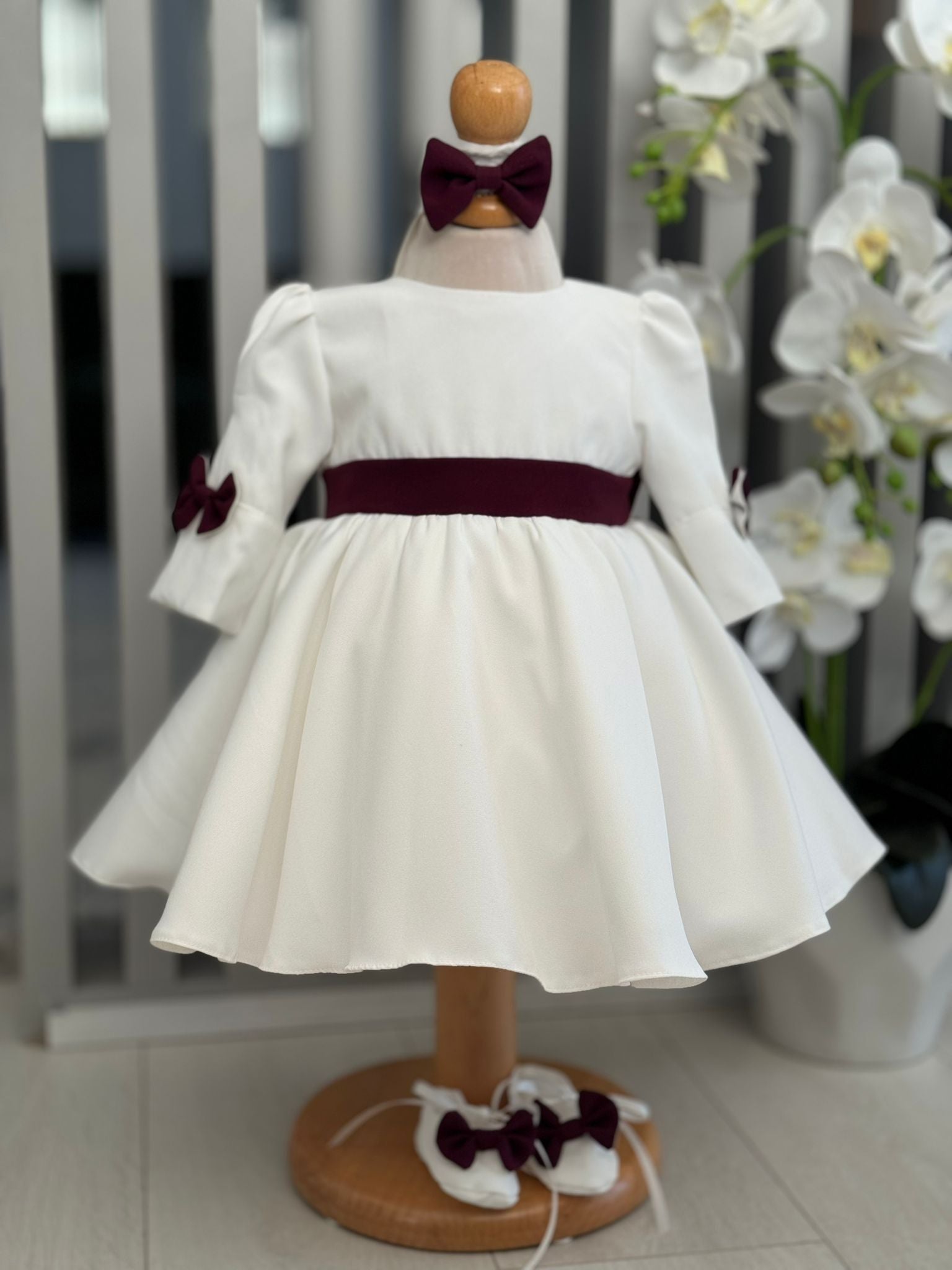 Rochiță elegantă albă cu funda vișinie - Kids Magazin