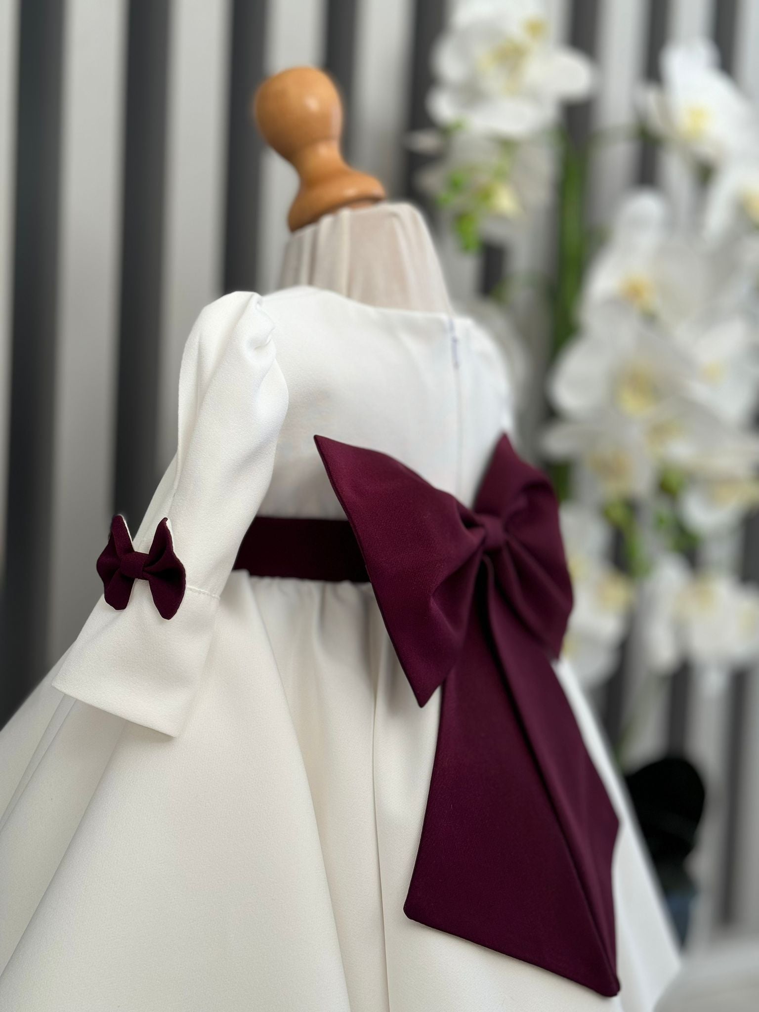 Rochiță elegantă albă cu funda vișinie - Kids Magazin