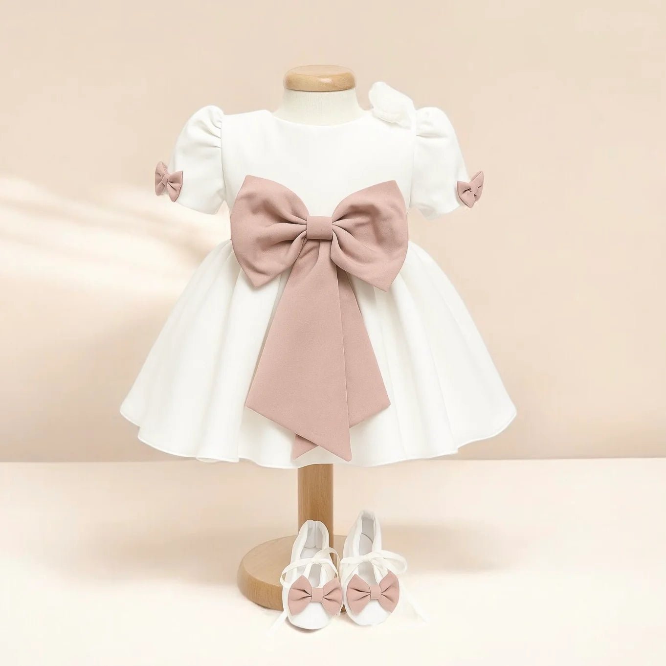 Rochiță elegantă pentru bebelușe albă cu funda roz - Kids Magazin