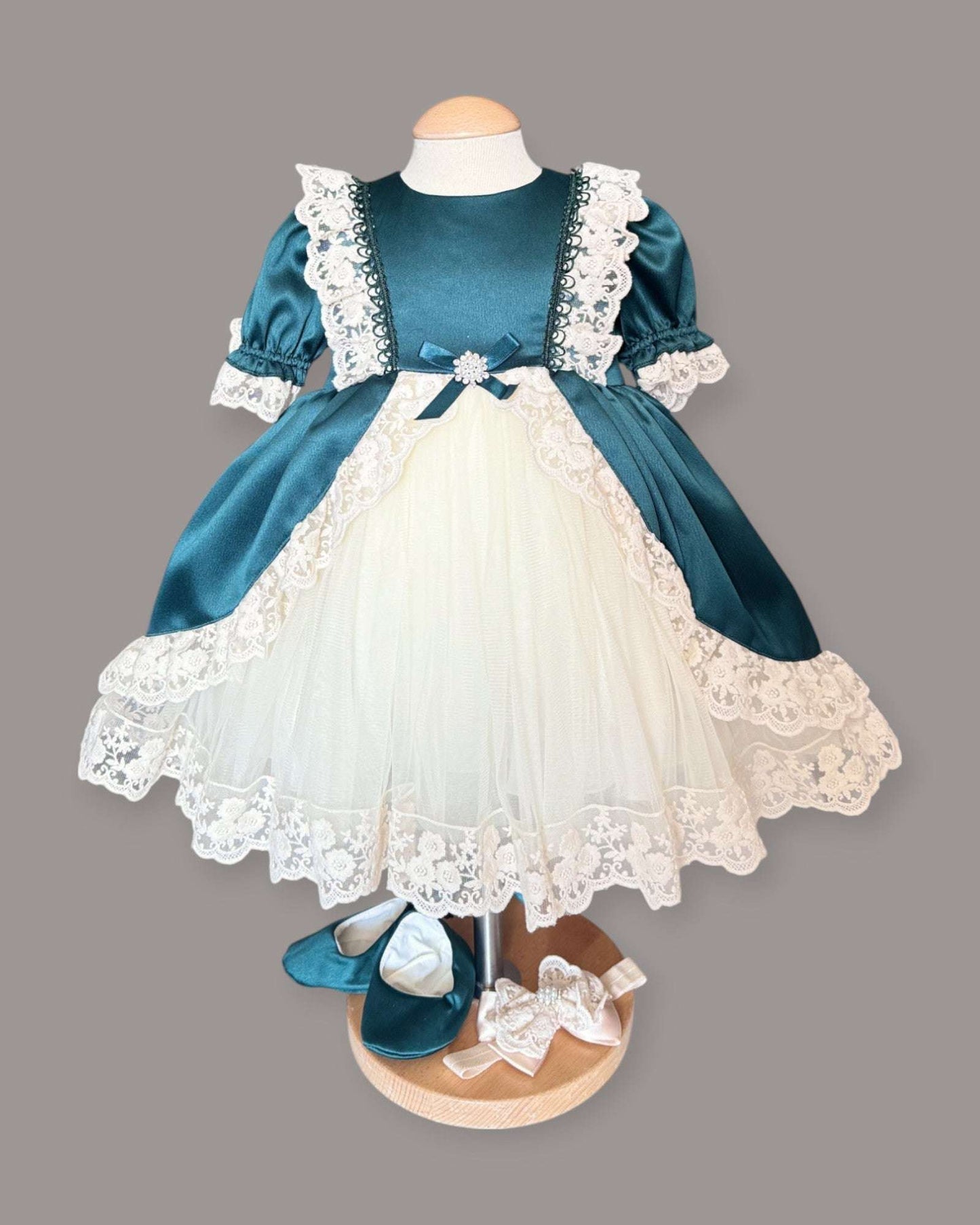 Rochiță elegantă pentru bebelusi în nuanțe de verde și ivoire, cu balerini și bentiță - Kids Magazin