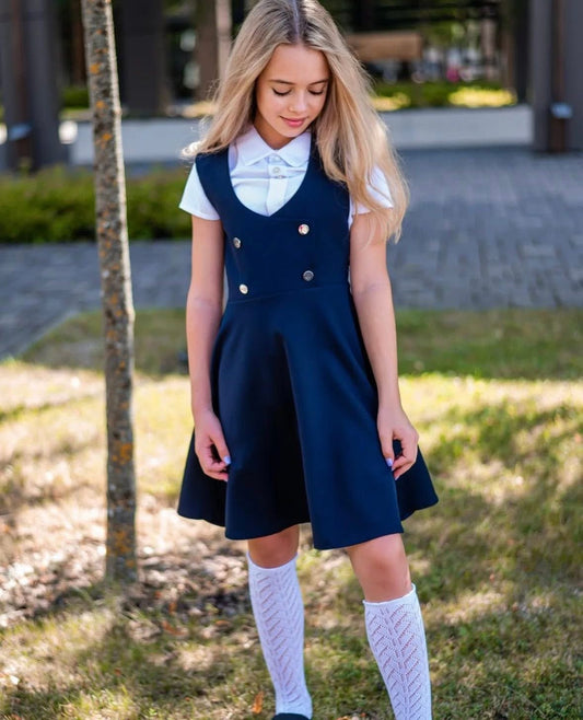 Sarafan potrivit pentru școala cu butoni eleganți - Kids Magazin